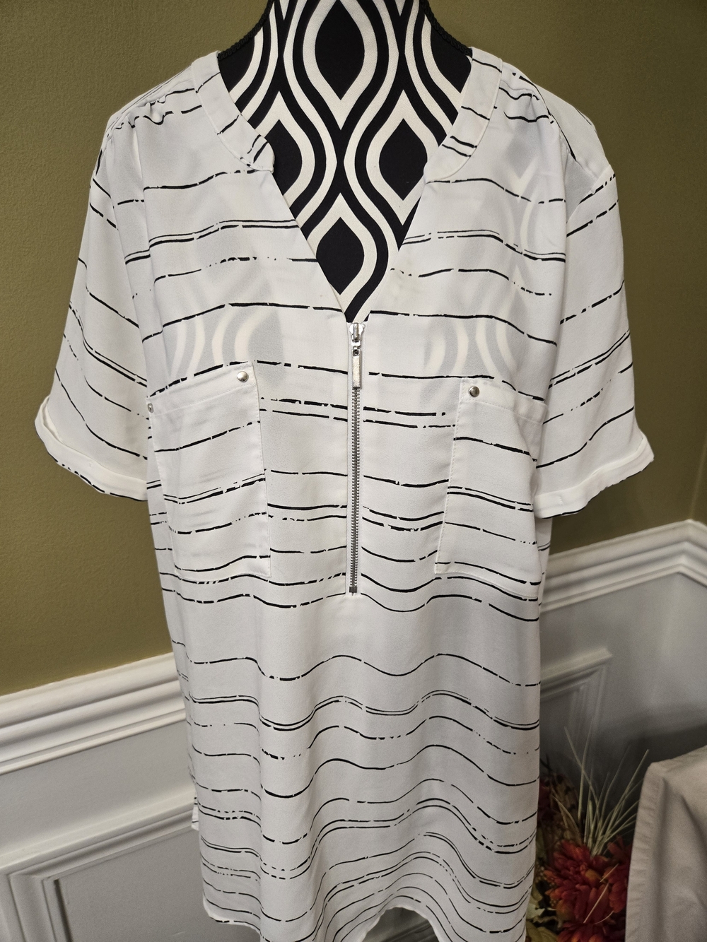Apt. 9 White Top with Black Stripe Zip Front Large